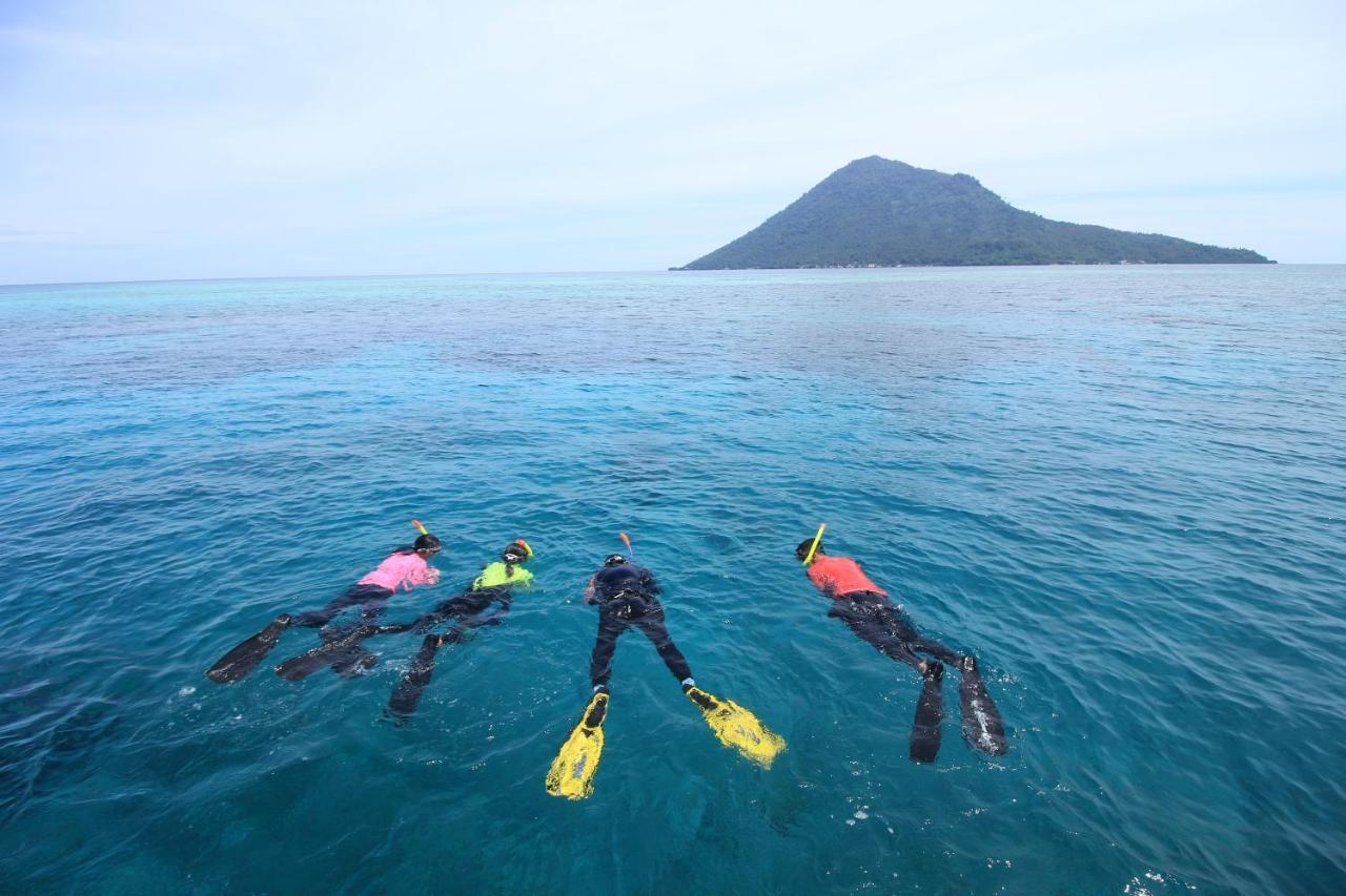 Murex Dive Resort Manado Exterior foto